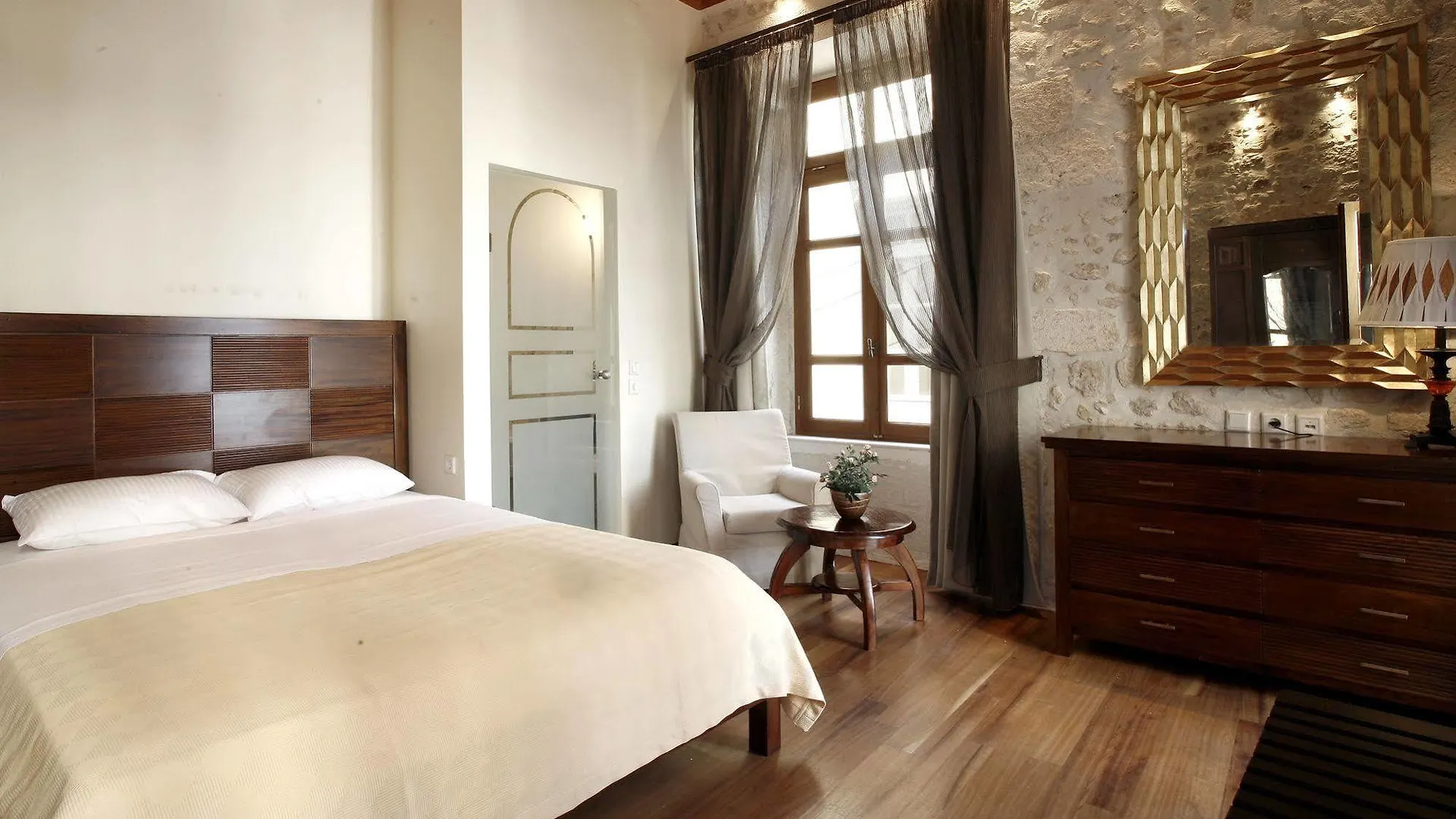 Leo Hotel Resmo